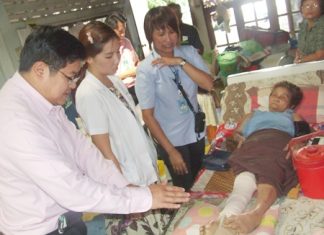 Deputy Mayor Verawat Khakhay and a doctor from the city Social Welfare Department visit Sa-nuan Pansuwan as part of the city’s medical outreach program.